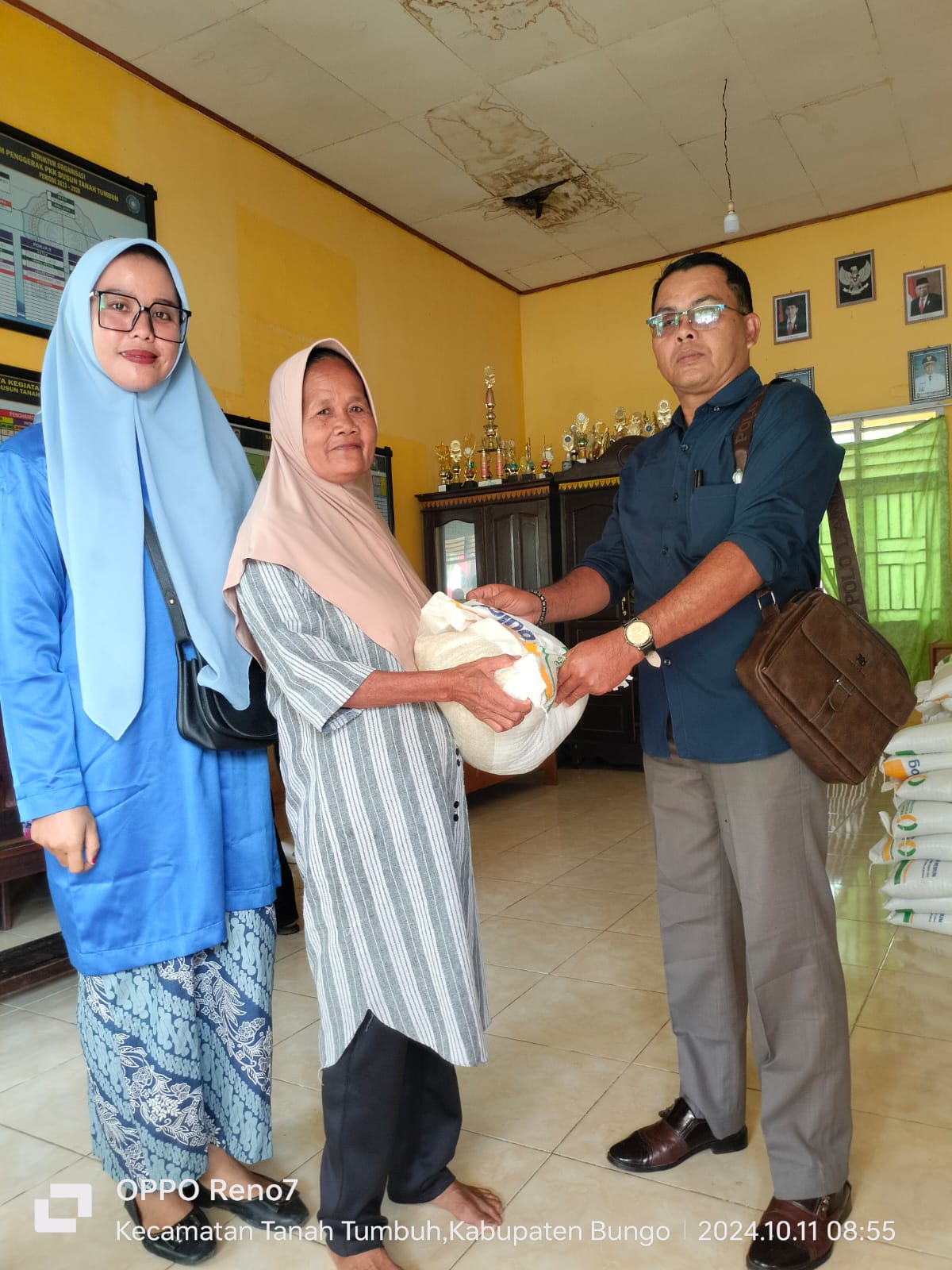 Pemdus Tanah Tumbuh Salurkan Bantuan Pangan Beras 10 Kg Kepada 109 KPM