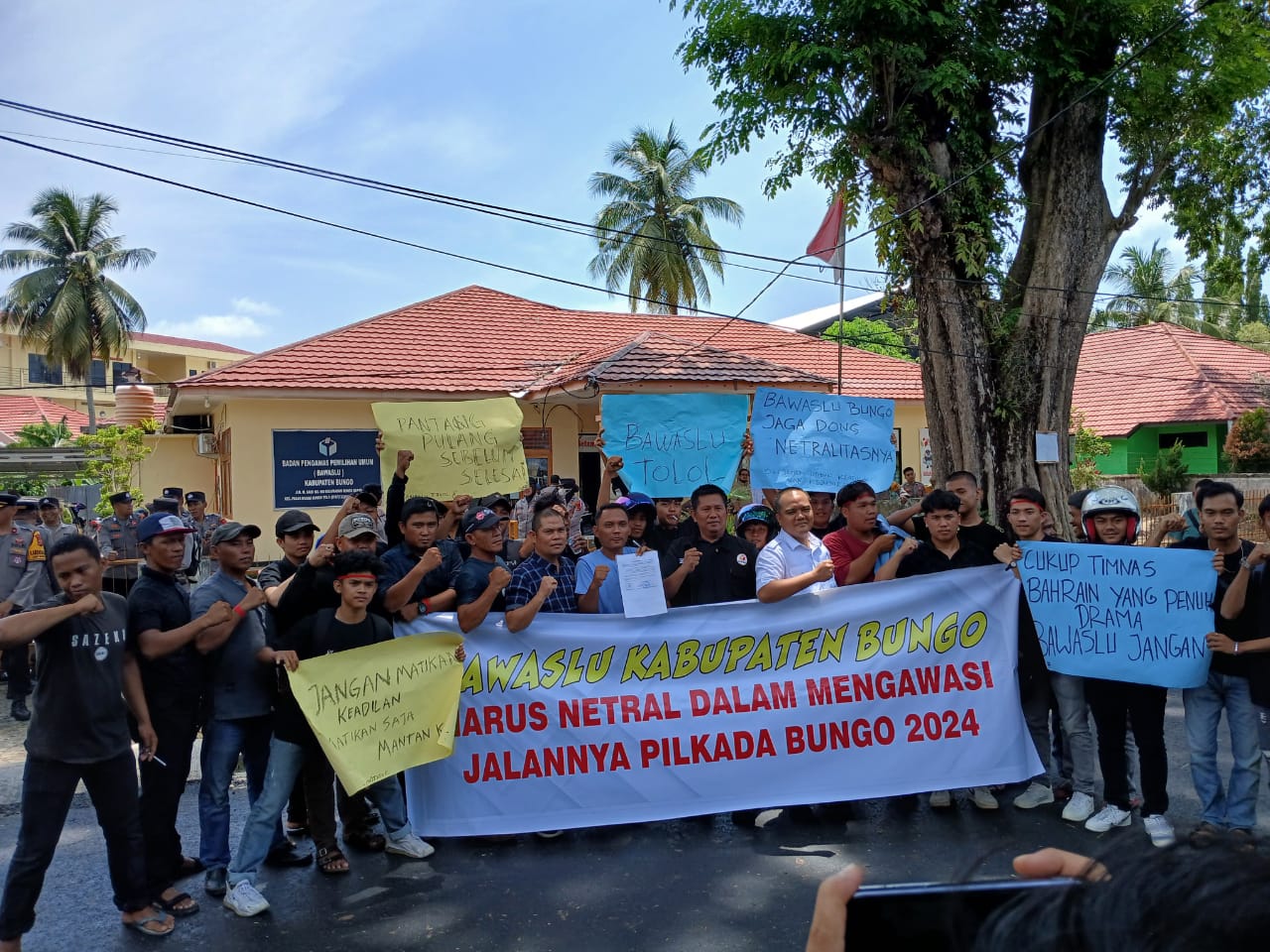 Tuntut Netralitas, Masa Unjuk Rasa di Kantor Bawaslu Bungo