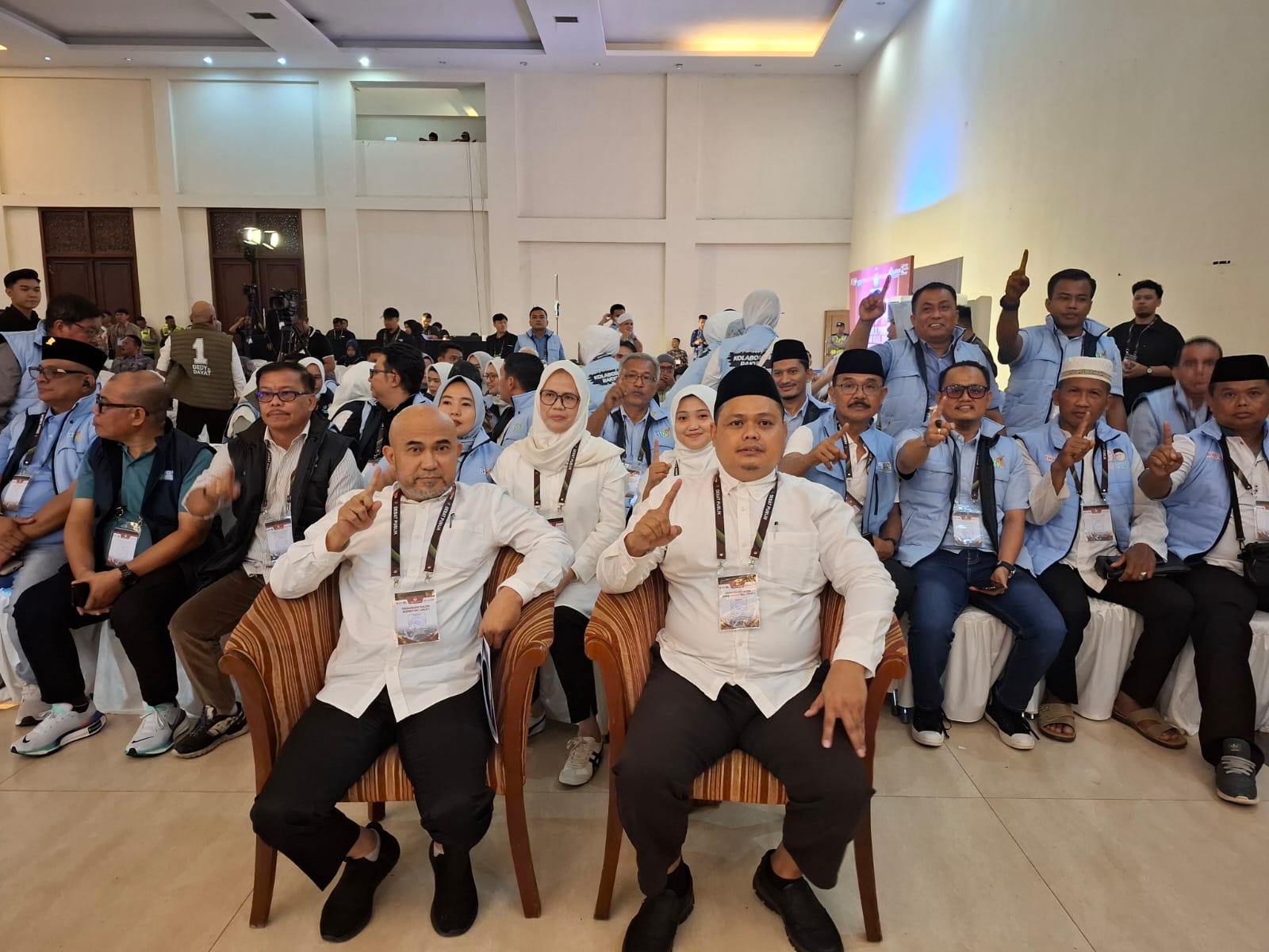 Hadiri Debat Perdana, Dedy-Dayat Tampil Santai Dengan Kemeja Putih