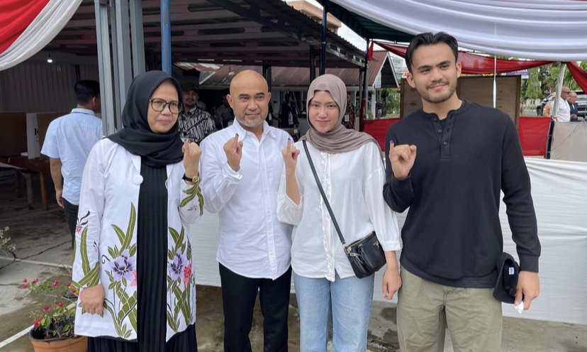 Cabup Dedy Putra Nyoblos di TPS 07 Pasir Putih Bareng Istri dan Anak