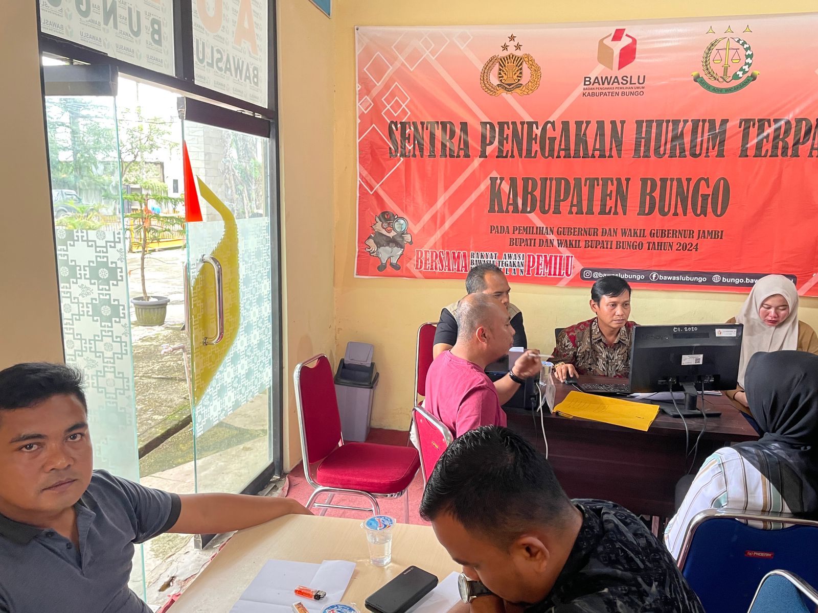 Viral Oknum Coblos Tumpukan Surat Suara,Tim Hukum Dedy-Dayat Lapor Ke Bawaslu