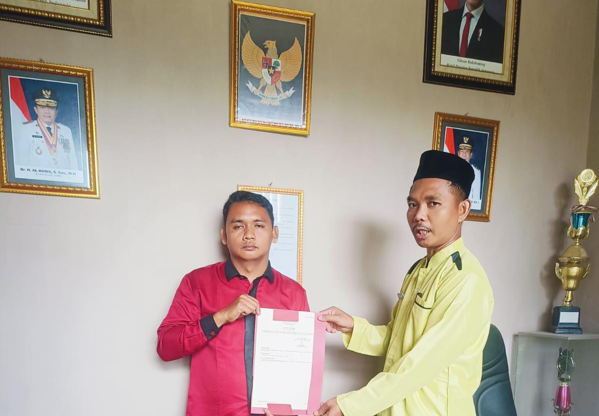 Lurah Sapuan Serahkan Sertifikat Hak Atas Tanah Program PTSL Ke Masyarakat Mampun Tabir