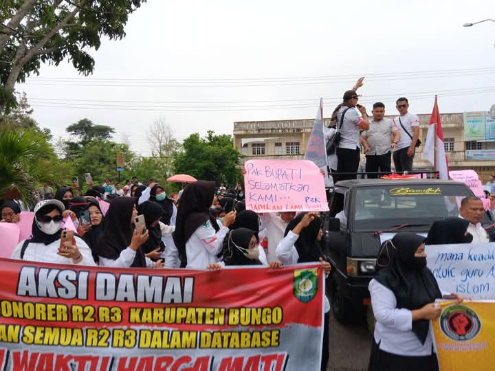 Ratusan Tenaga Honorer R2 dan R3 Demo Kantor Bupati Bungo Tuntut Pengangkatan PPPK Penuh Waktu