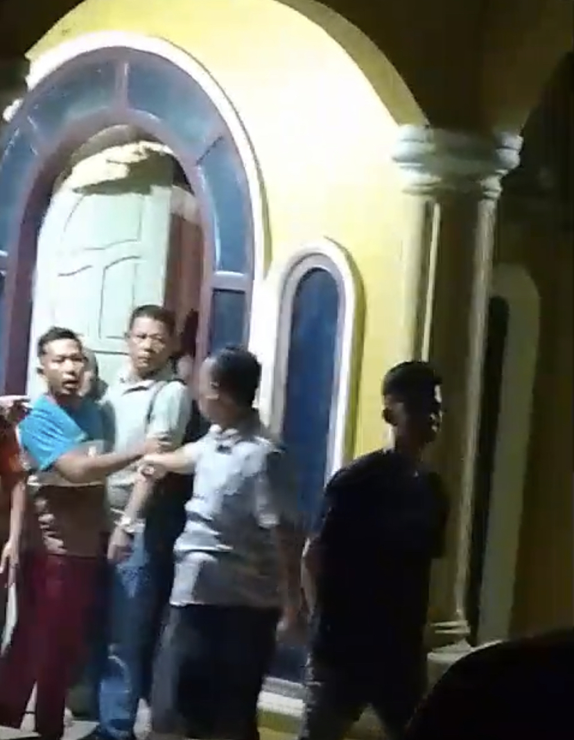 Geram Rio Diduga Selingkuh,Ratusan Masa Gruduk Rumah Datuk Rio Dusun Empelu