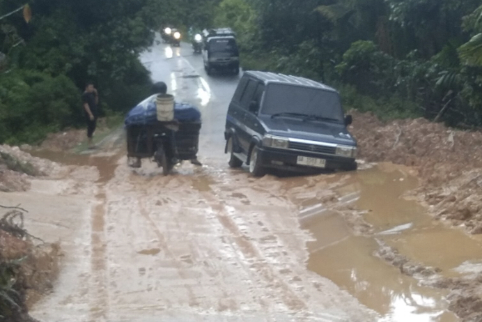 Tebing Bukit Patah Dusun Empelu Sering Terjadinya Longsor,Warga Minta Perhatian Pemerintah Untuk Dibuat Turap