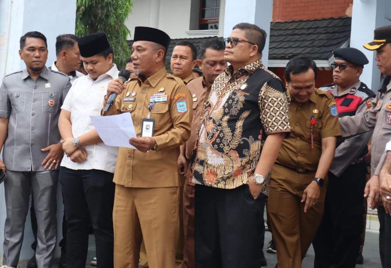 Pj Bupati Merangin Jangcik Mohza dan Dewan Merangin Temui Nakes Saat Sampaikan Aspirasi