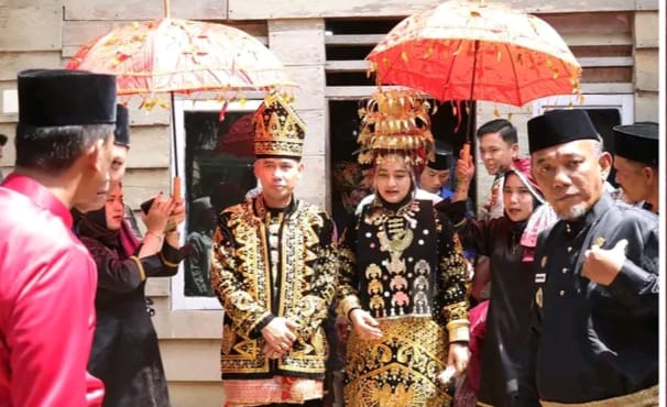 Usai Terima Gelar Adat di Nalo Gedang Kapolres Roni Bersama PJ Bupati Merangin Serahkan 3000 Bibit Ikan dan Jagung