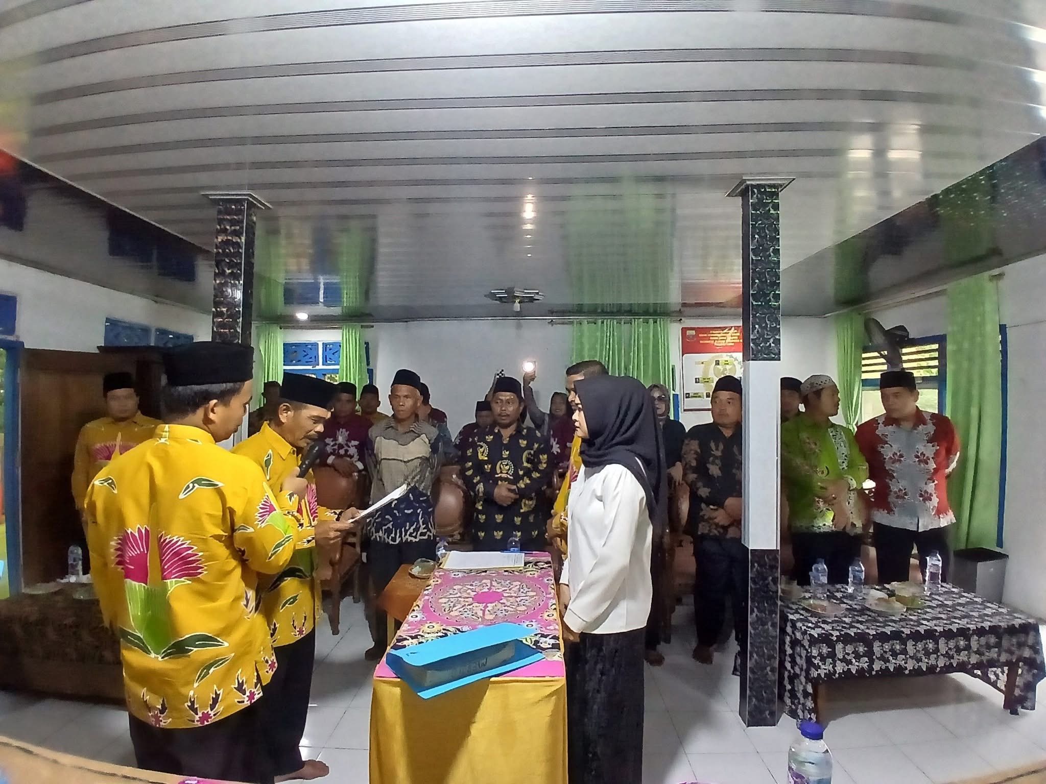 Resmi Lantik Kasi Pemerintahan Dusun Ujung Tanjung,Ini Harapan Rio Kepada Perangkat Dusun Yang Baru Dilantik