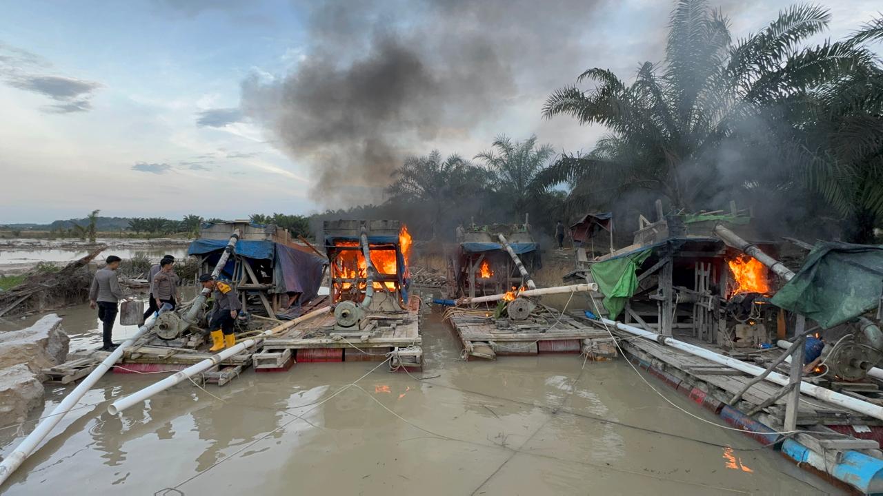 Polres Bungo Tindak Tegas Aktivitas Peti,22 Unit Rakit Peti di Dusun Sungai Buluh Berhasil Dimusnahkan
