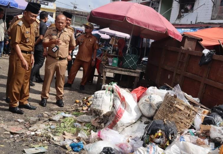 Wabup H A Khafid Pantau Tumpukan Sampah di Pasar Baru dan Pasar Rakyat Merangin