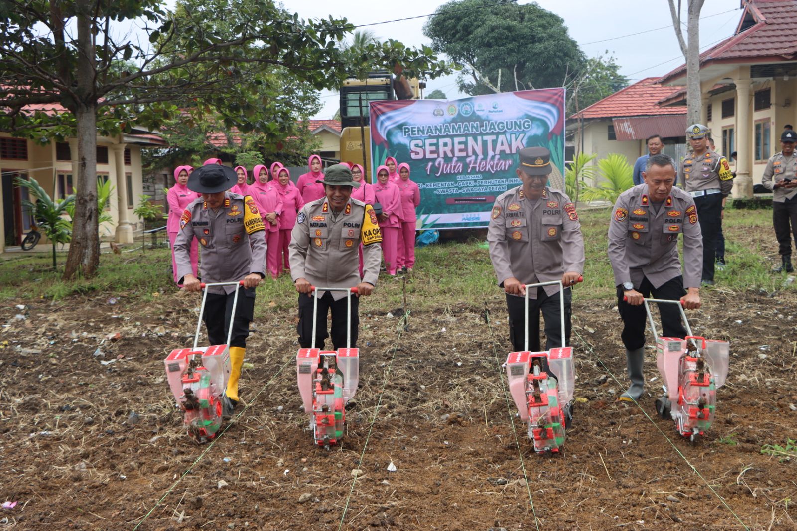 Dukung Swasembada Pangan,Kapolres Bungo AKBP Natalena Eko Cahyono Lakukan Penanaman Bibit Jagung