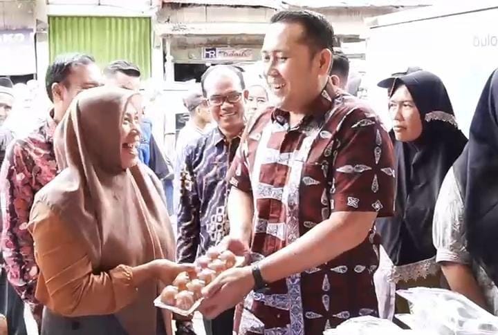 Antusias Bupati H M Syukur Balik Kampung Sambil Gelar Pasar Murah di Sei Manau