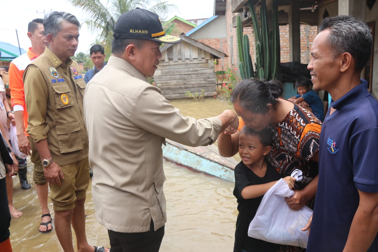 Gubernur Al Haris Pastikan Kebutuhan Korban Banjir Terpenuhi