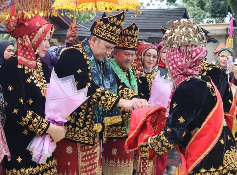 Dimeriahi Dengan Prosesi Adat,H M Syukur dan Keluarga Tempati Rumah Dinas Bupati Merangin