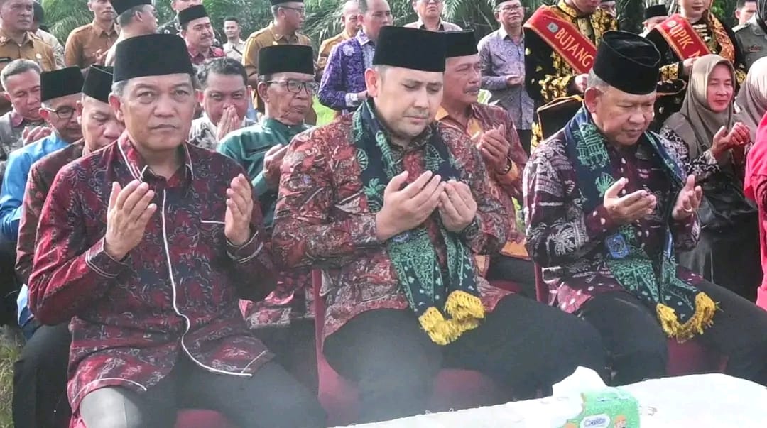 Tiba Dibangko Bupati H Muhammad Syukur Disambut Secara Adat Oleh Sekda dan OPD Merangin