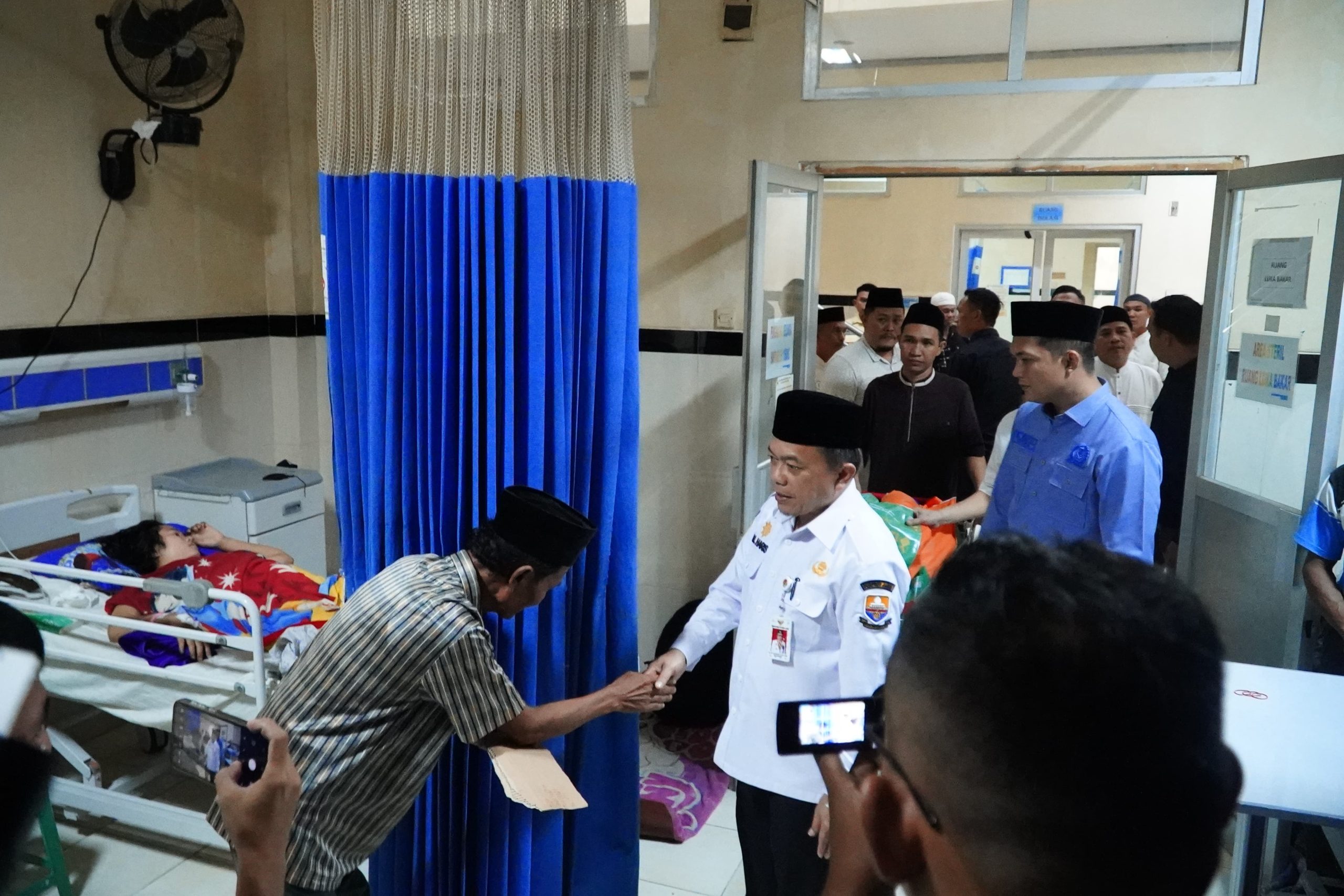 Malam Takbiran, Gubernur Al Haris Kunjungi Pasien di RSUD Raden Mattaher