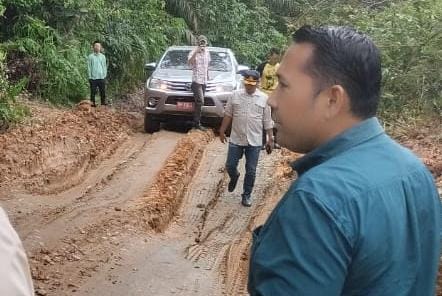 Percepat Visi dan Misi Bupati Merangin M Syukur Blusukan Tinjau Jalan Rusak di Tabsel dan Tabir Timur