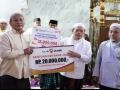 Gubernur Al Haris Serahkan Bantuan Safari Ramadhan RP 45 Juta di Merangin