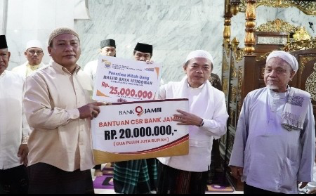 Gubernur Al Haris Serahkan Bantuan Safari Ramadhan RP 45 Juta di Merangin