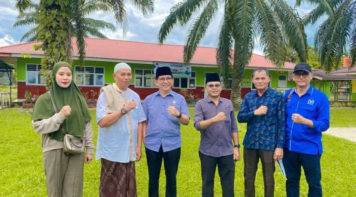 Dampingi H.Bakri Anggota DPR RI Berkunjung Ke SDN 17 Dusun Tanah Tumbuh, Datuk Rio M Saleh Harapkan Kebutuhan Sarana Pendidikan Yang Layak Diprioritaskan