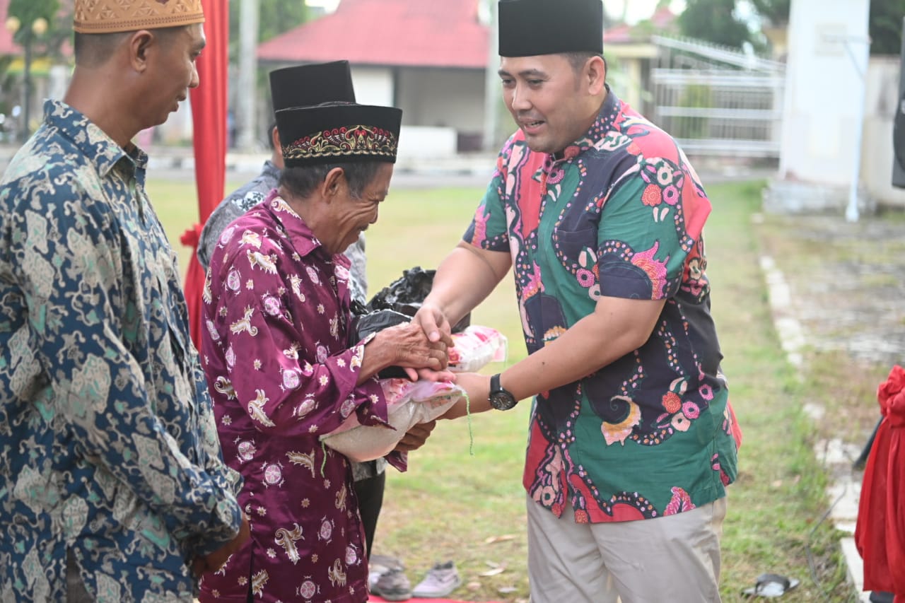 Bupati Merangin dan Wabup Buka Bersama 218 Orang Petugas Kebersihan