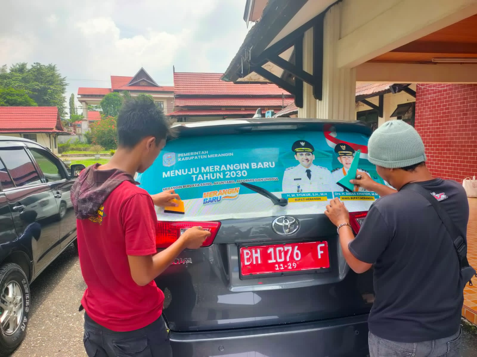 PNS Tak Bisa Gaya-gayaan, Ratusan Mobil Plat Merah Merangin Ditempel Stiker’ Milik Pemerintah’