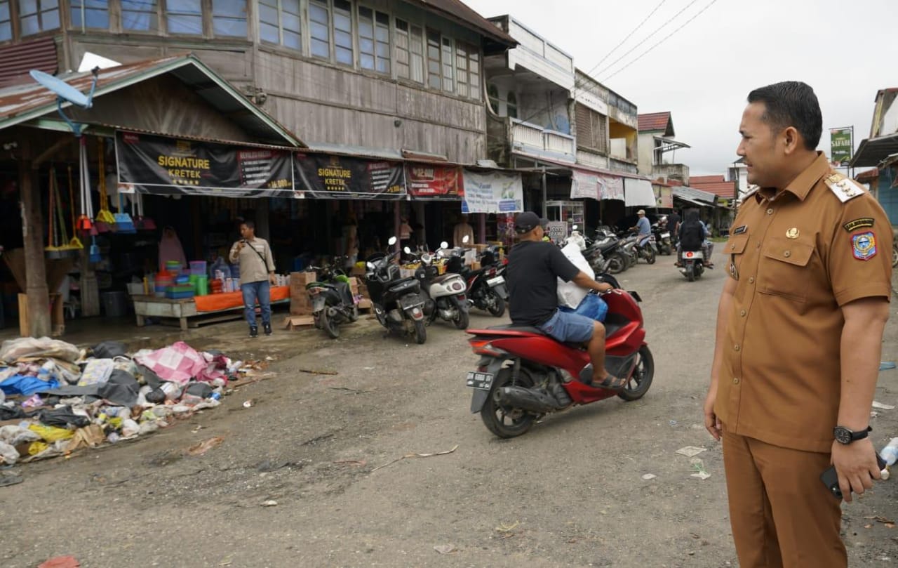 Usai Sidak Dari Puskesmas Bupati M Syukur Marah Besar Lihat Tumpukan Sampah Berserakan di Pasar Rantau Panjang