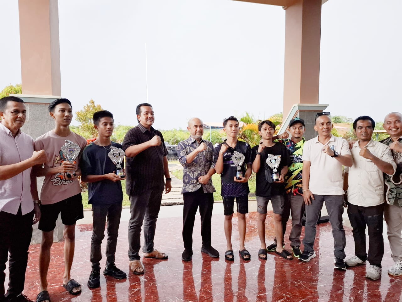 Bupati Bungo Terpilih H.Dedy Putra Serahkan Hadiah Para Juara Dragrace dan Dragbike Suwarnadwipa Gas Poll 201 M