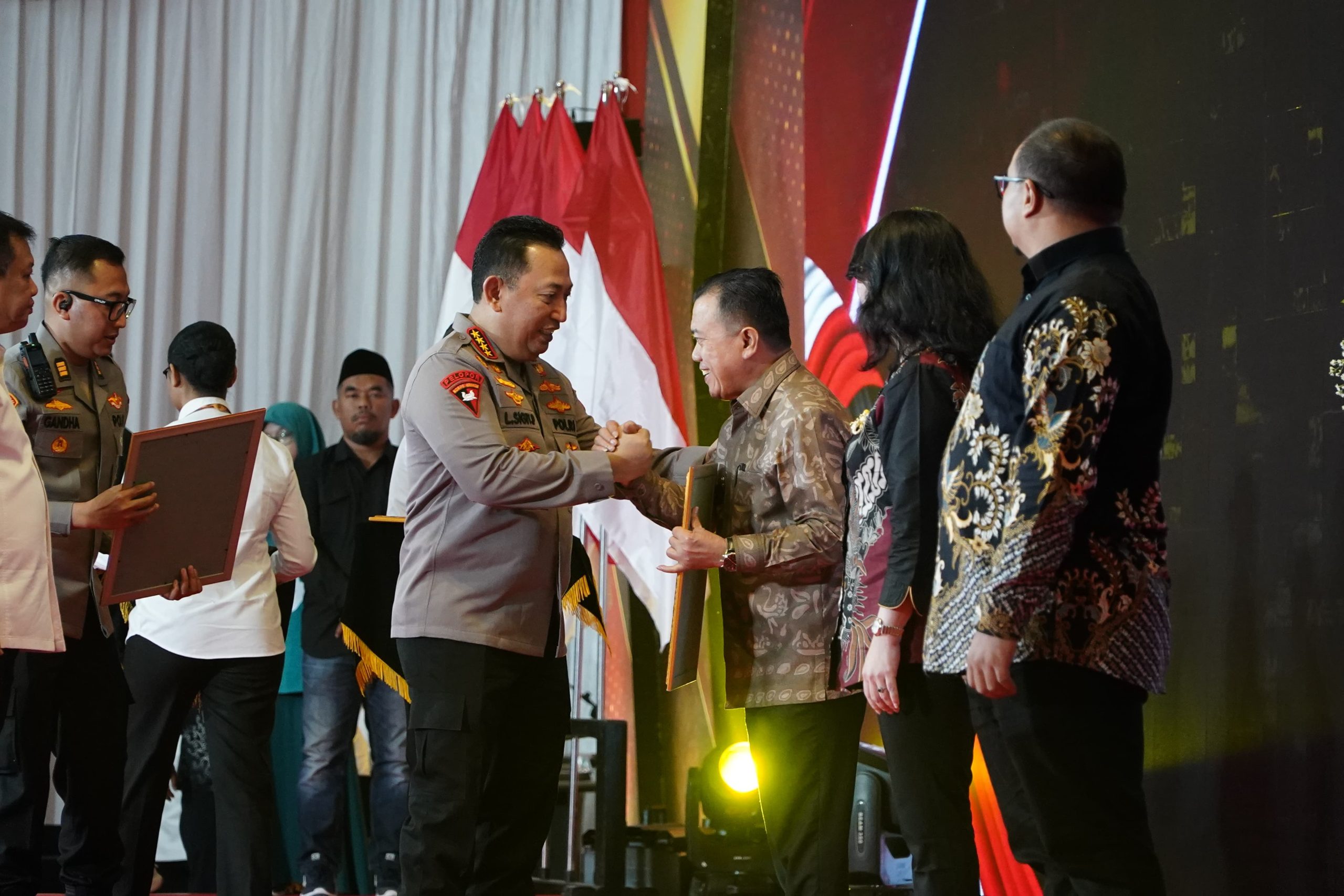 Gubernur Jambi Al Haris Terima Penghargaan Dari Kapolri Jenderal Listyo Sigit Prabowo