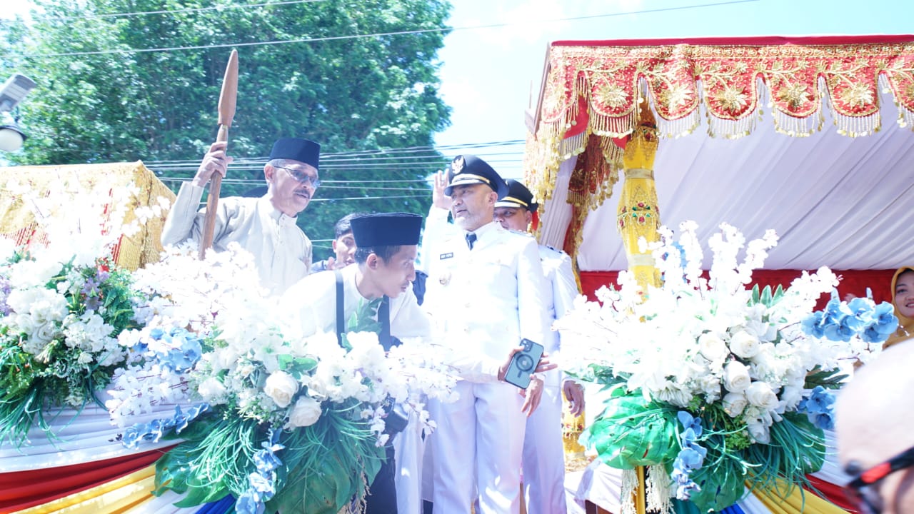 Diawali dengan Arak-arakan Penyambutan Meriah Bupati dan Wakil Bupati Bungo Yang Baru, Masyarakat Antusias Menyaksikan Pesta Rakyat