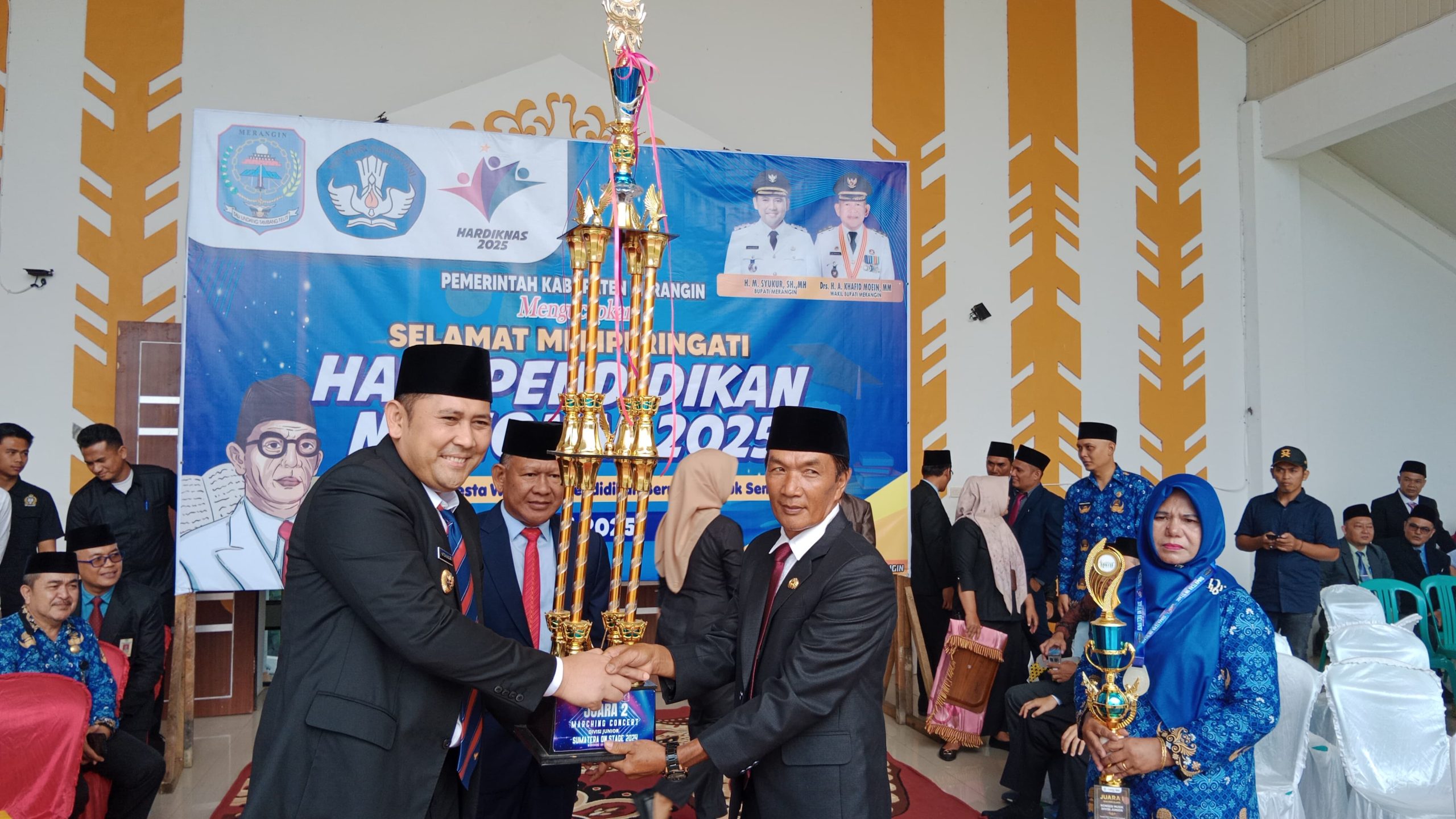Dihari Hardiknas, Pemkab Merangin Serahkan Penghargaan Ke Marching Band SDN No 253 Bangko Juara Umum II Sumatera On Stage Pekan Baru