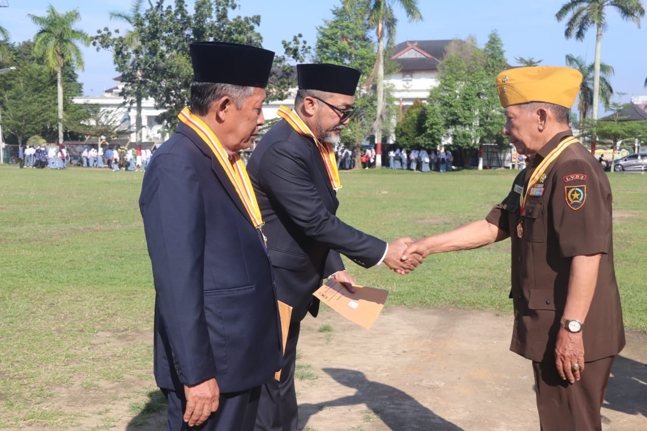 Wagub Sani dan Sekda Sudirman Terima Penghargaan Bintang Legiun Veteran Republik Indonesia