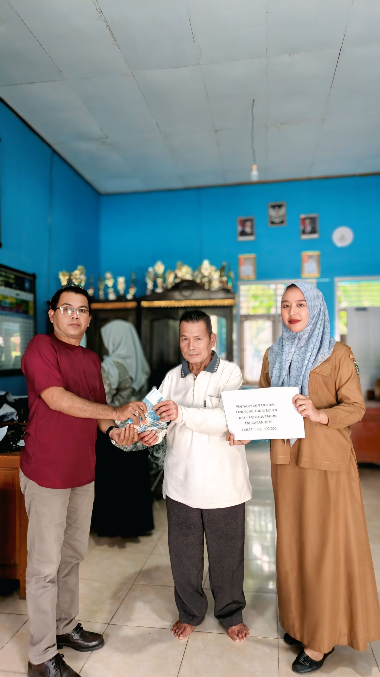 Penyaluran BLT-DD Tahap III Dusun Tanah Tumbuh Berjalan Dengan Lancar Rio M.Saleh Harapkan Bantuan Bermanfaat Bagi Penerima