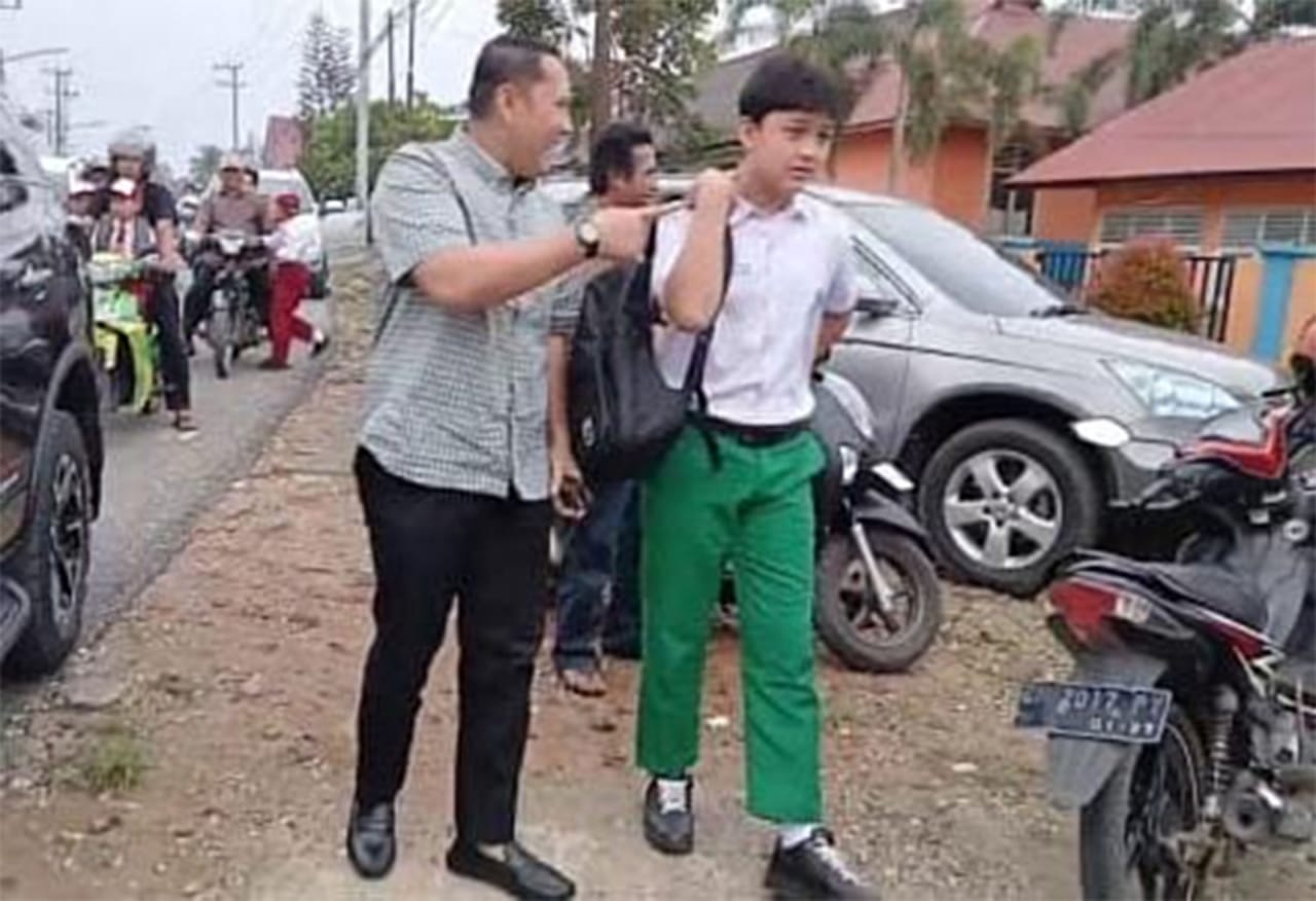 Bupati Merangin H M Syukur Antar Anak Ke Sekolah