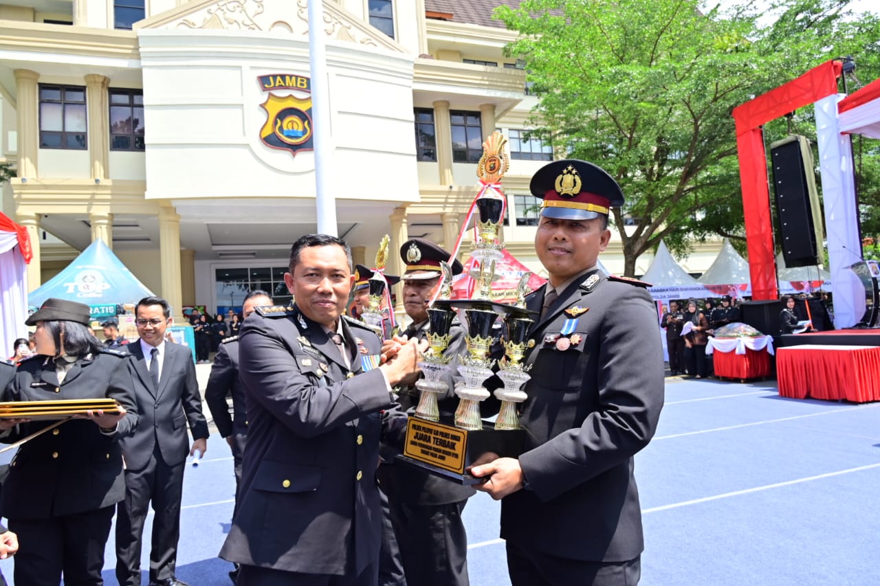 Kapolda Jambi Pol.Krisno H Siregar Menganugerahkan Penghargaan Kepada Setiap Anggotanya Yang Berprestasi