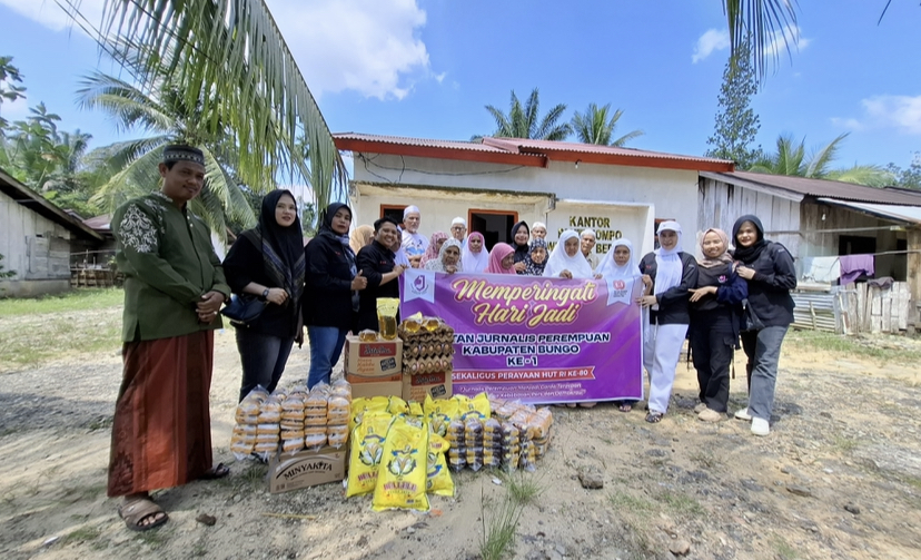 Peringati Hari Jadi Ke-1, Ikatan Jurnalis Perempuan Kabupaten Bungo Berbagi Kasih Ke Panti Jompo Werdha Dusun Bedaro