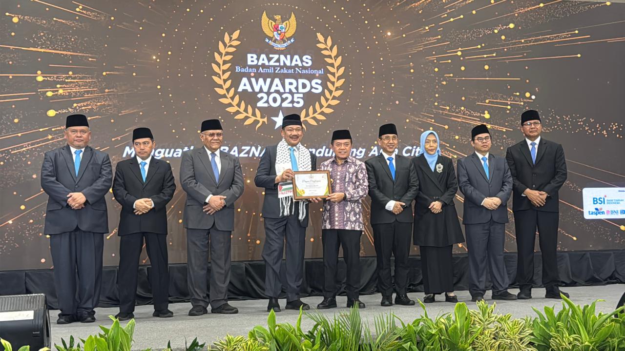 Terima Penghargaan  BAZNAZ Awards 2025, Gubernur Al Haris Bertekad Terus Perkuat Peran Zakat di Provinsi Jambi