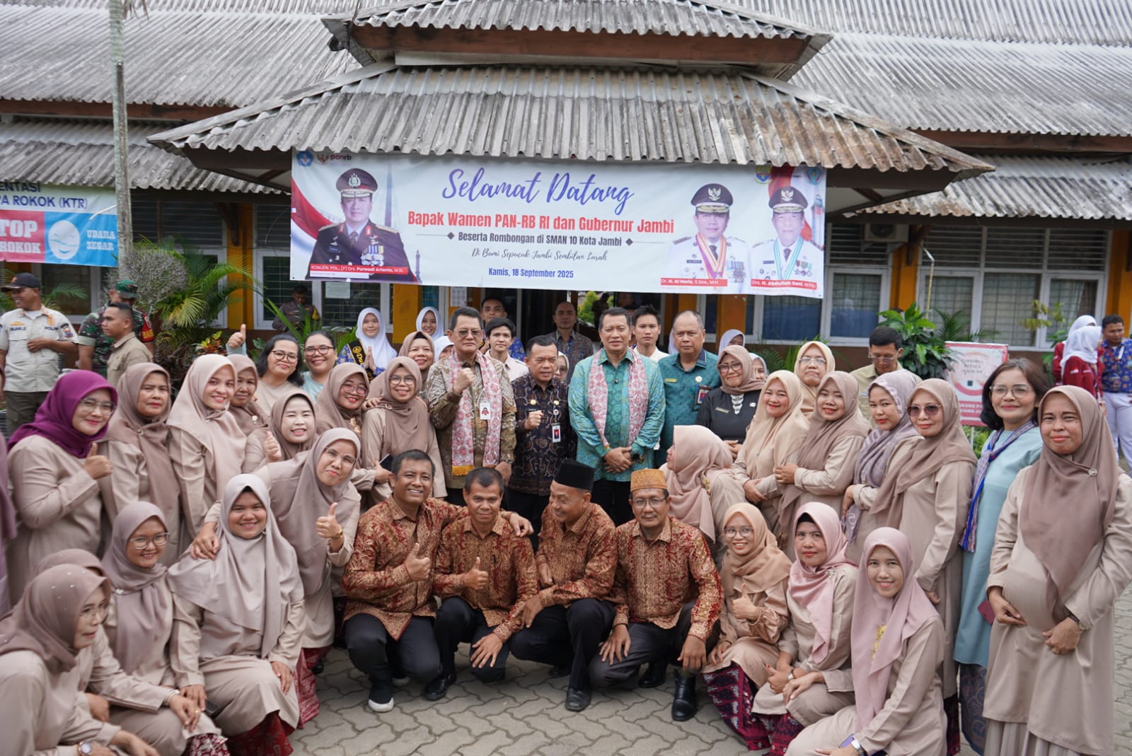 Gubernur AI Haris Dampingi Wamen PAN-RB Tinjau Pelaksanaan MBG di SMAN 10 Kota Jambi