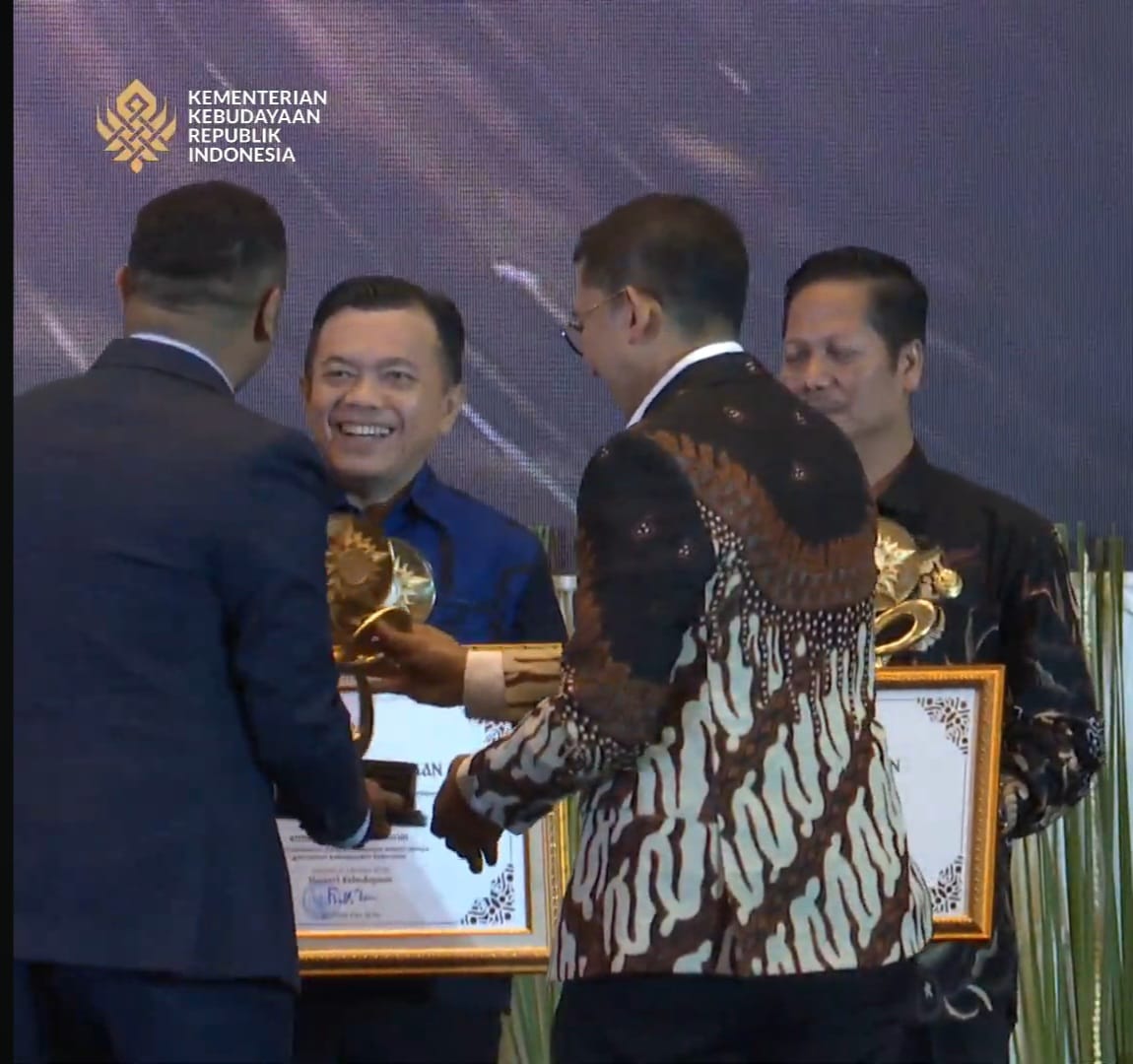 Gubernur Al Haris Terima Penghargaan “Pemerintah Daerah Terbaik” Dari Kementrian Kebudayaan