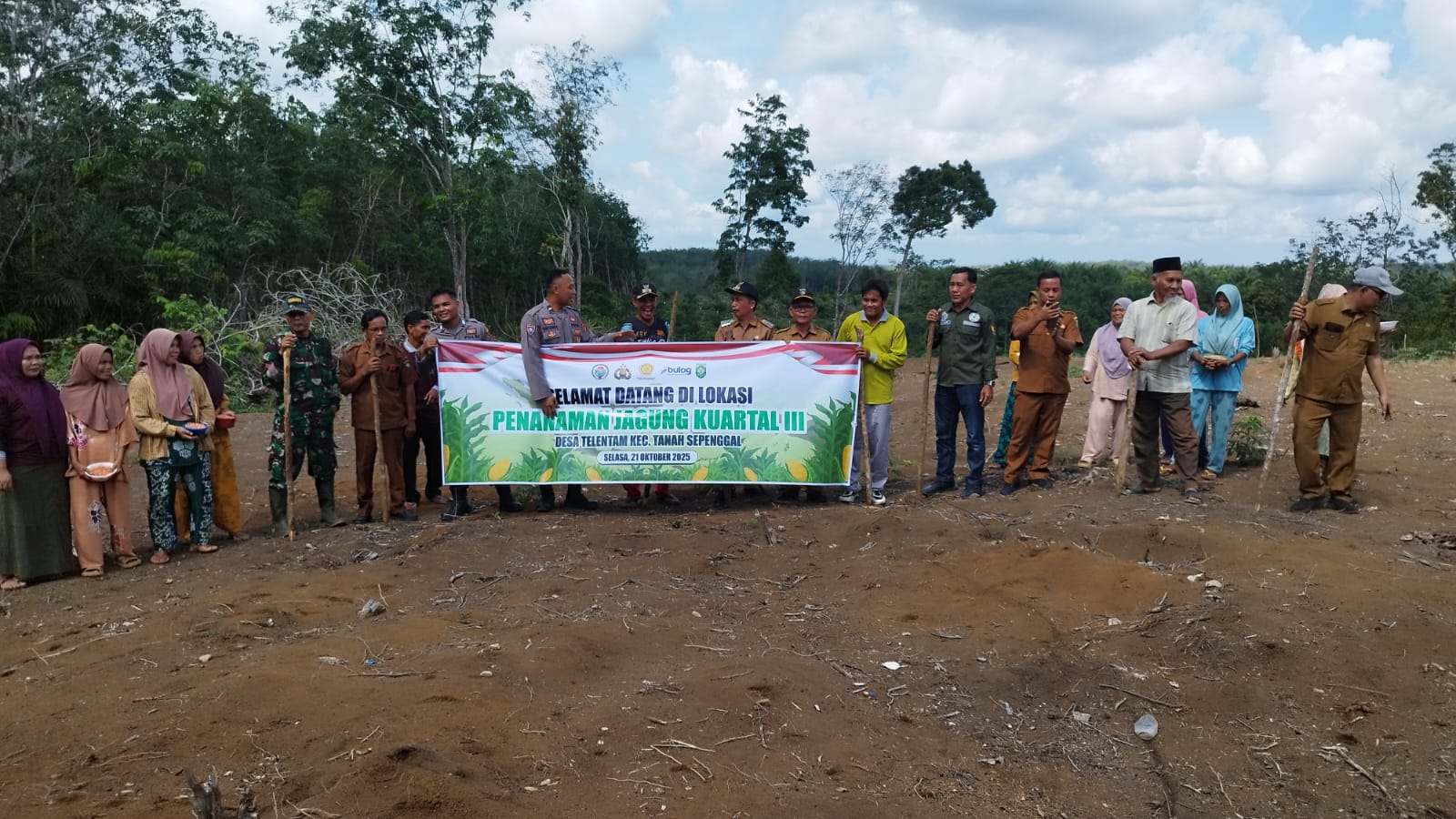 Pemdus Telentam Gelar Penanaman Jagung Bersama Anggota Jajaran Polsek Tanah Sepenggal dan Masyarakat