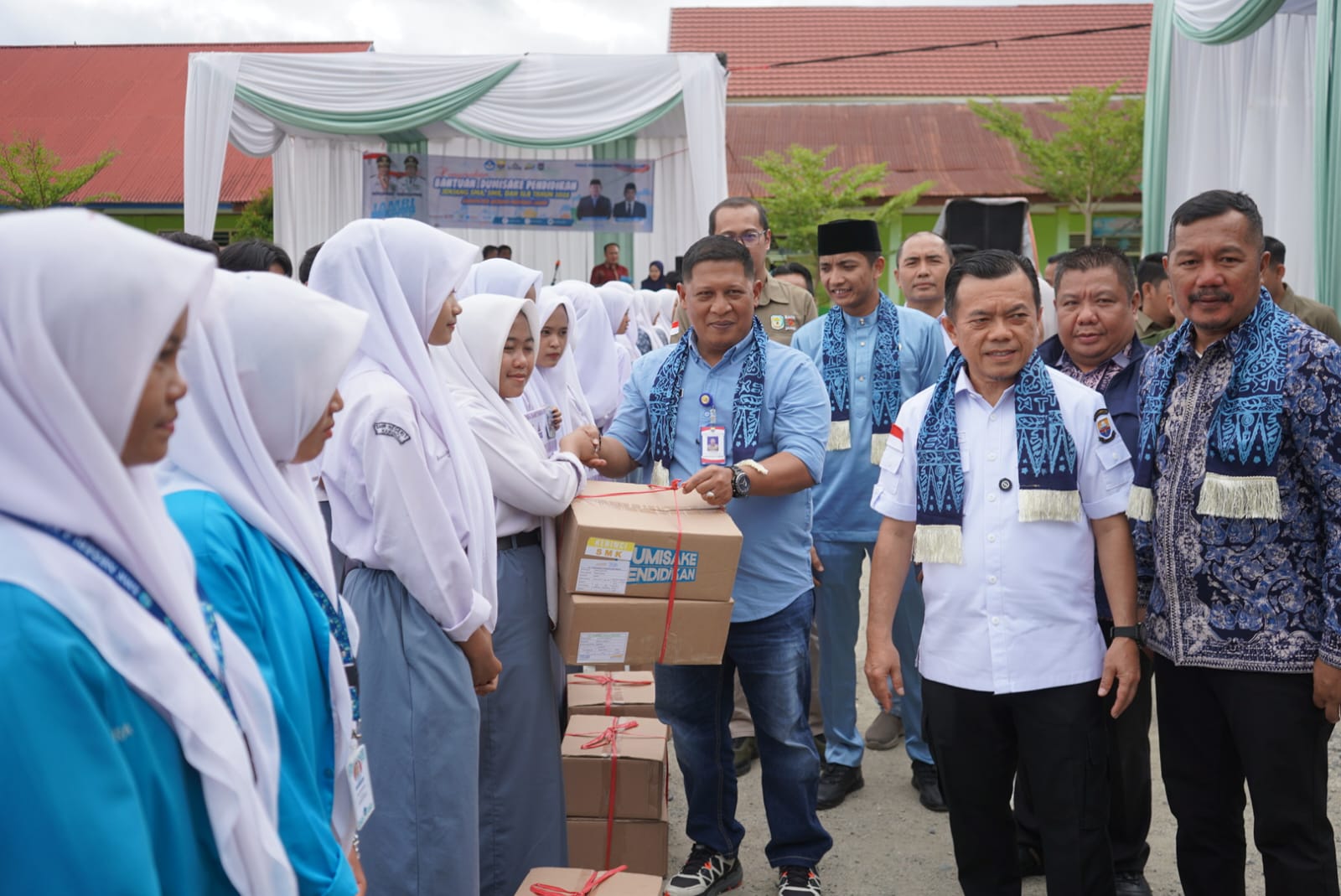 Gubernur Al Haris dan Bupati Kerinci Serahkan Bantuan Dumisake Pendidikan Kepada 320 Siswa