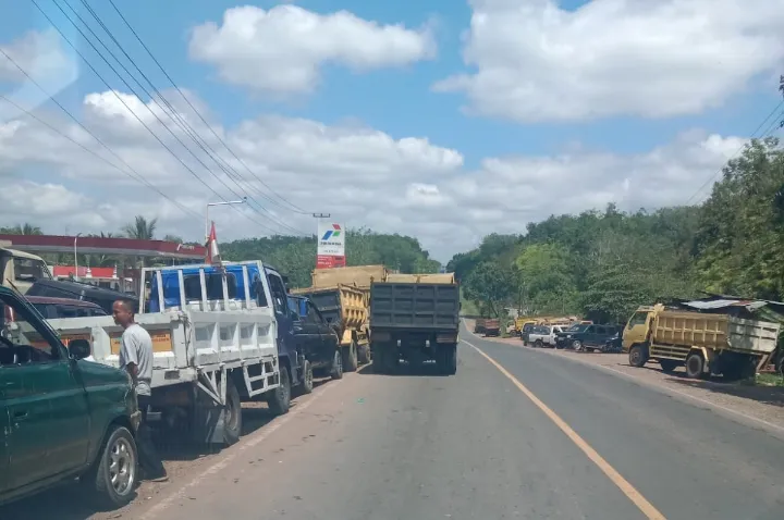 Tak Ingin Citra SPBU Nya Tercoreng, Manajemen SPBU Lubuk Landai Keluhkan Ulah Pelangsir BBm “Sudah Kami Tegur, Malah Palang di Hantam Mobil”