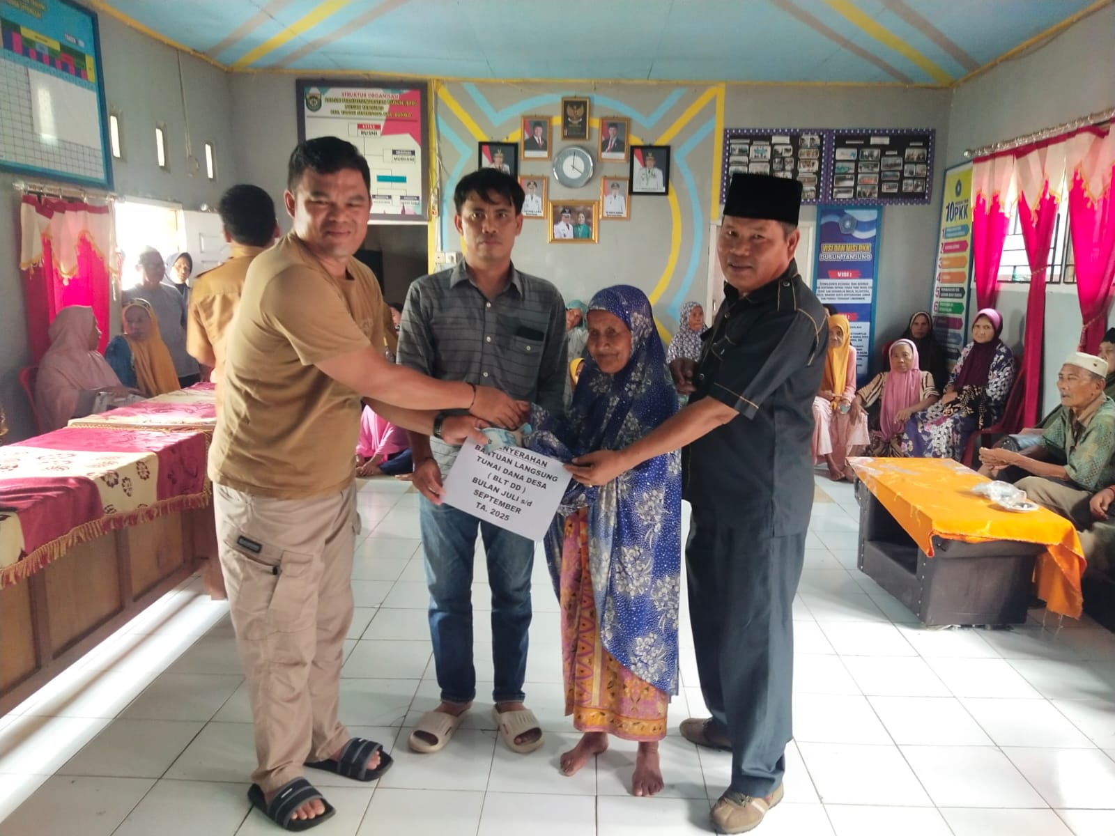 Penyaluran BLT DD Dusun Tanjung Candi Berjalan Dengan Lancar Rio Hasan Harapkan Bantuan Bermanfaat Bagi Penerima