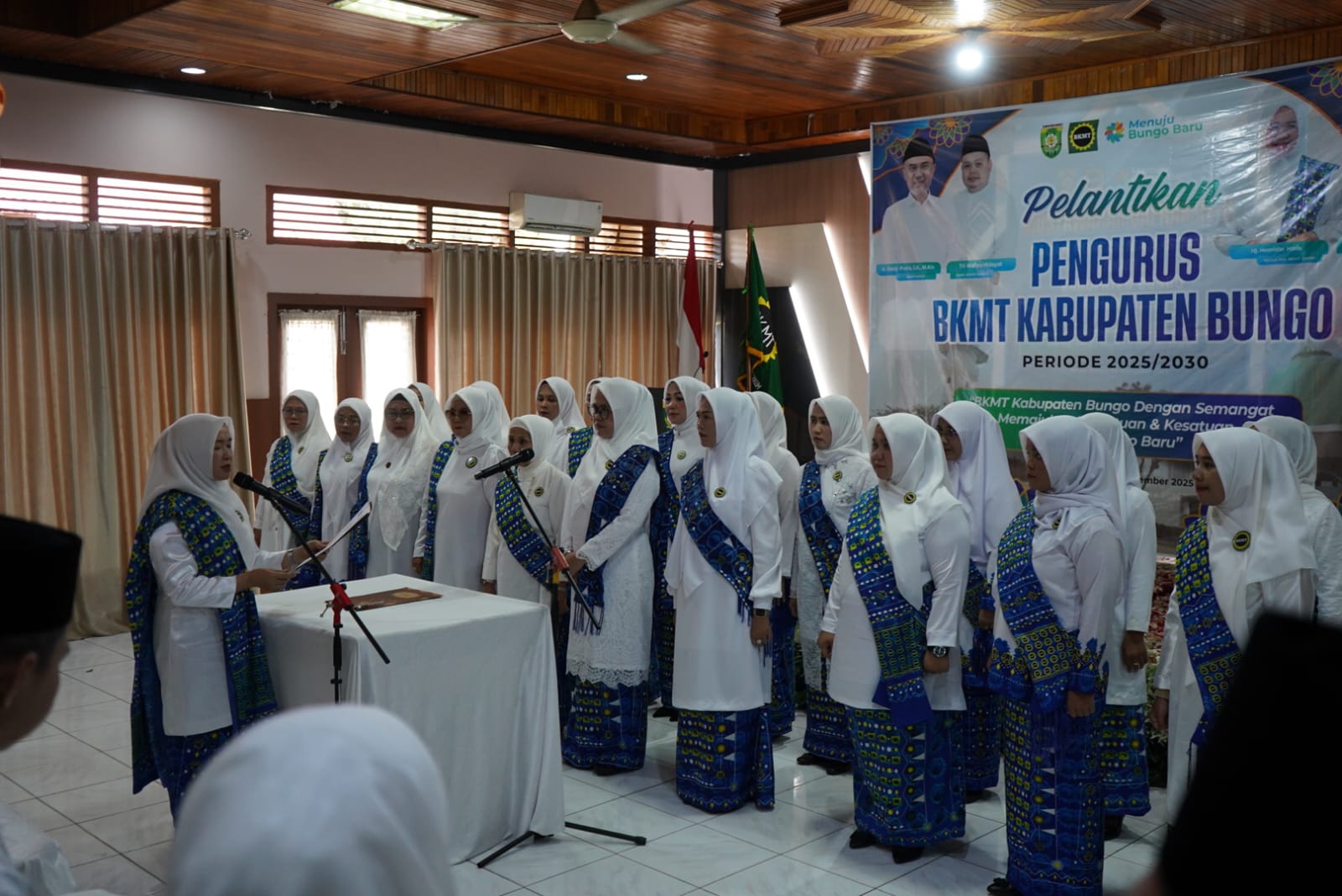 Hj.Hesti Haris Lantik Pengurus Daerah BKMT Kabupaten Bungo