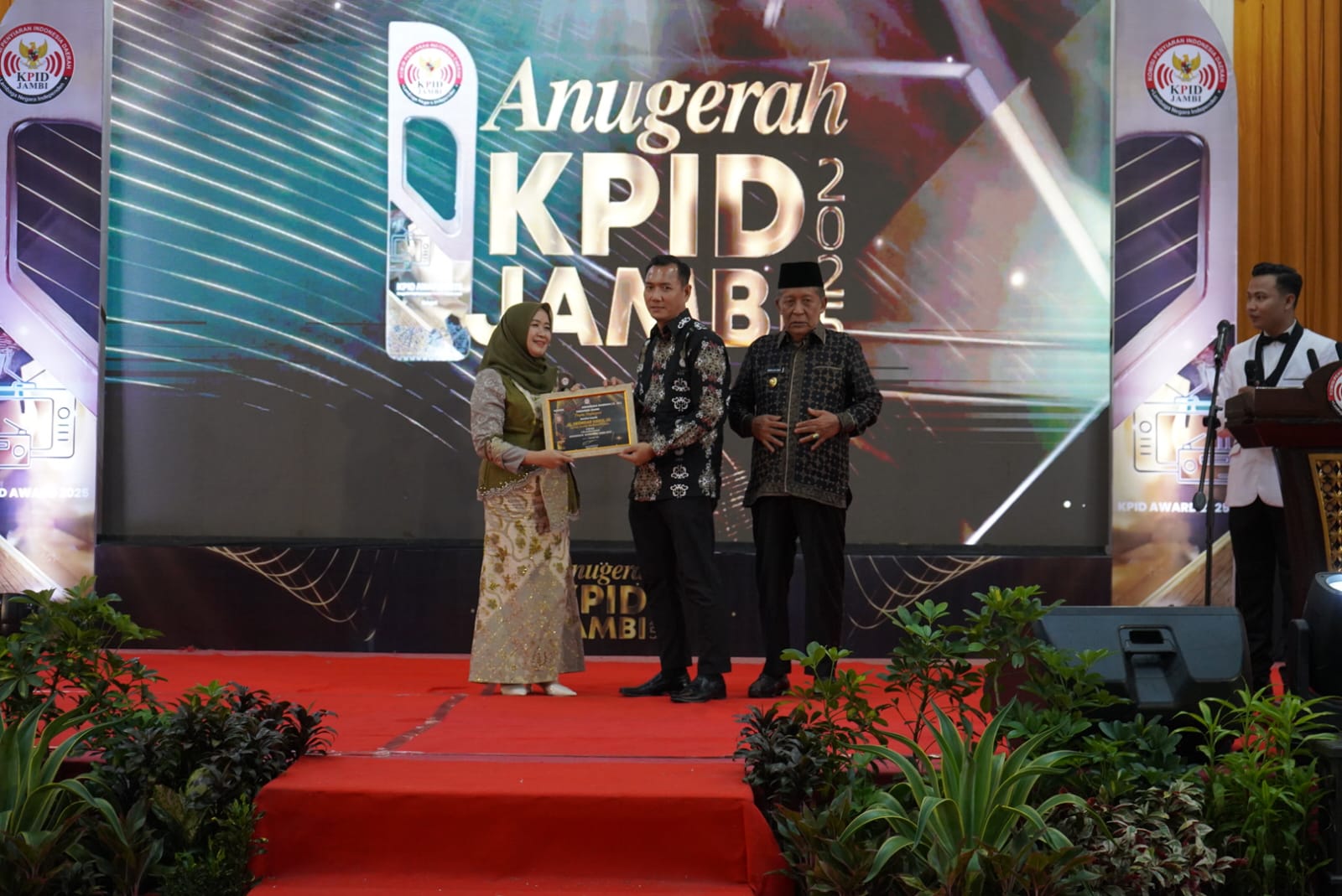 Hj.Hesti Haris Terima Penghargaan Life Achievement Pada Anugerah KPID Jambi 2025