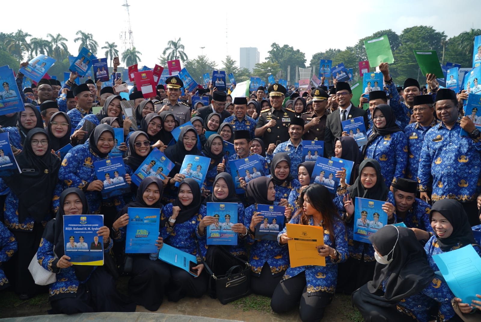 Dimoment HUT KORPRI Ke-54, Gubernur Al Haris Serahkan 6.438 SK ASN P3K