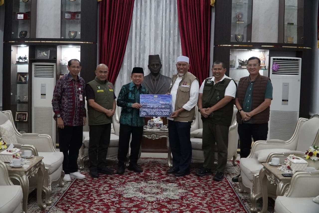 Gubernur Al Haris Serahkan Langsung Bantuan Provinsi Jambi Ke Sumbar Perkuat Solidaritas di Tengah Bencana