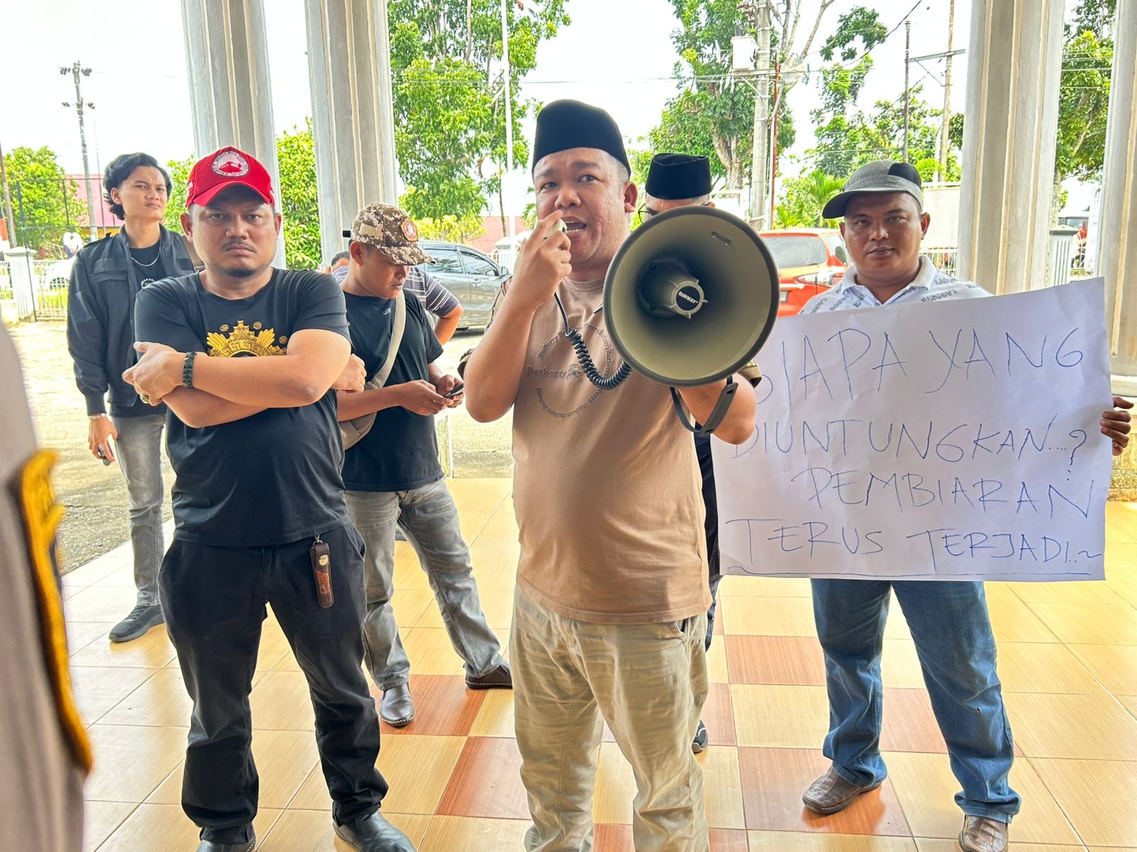 Tidak Adanya Transparansi Terkait Adanya Bazar dan Pasar Tumpah, Ormas Gempur dan LSM Inakor Geruduk Dinas Prindagkop