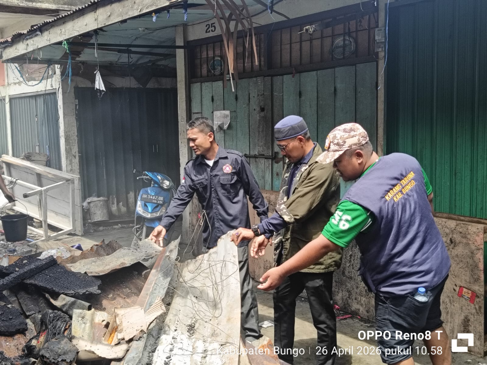 Turut Prihatin Karang Taruna Kabupaten Bungo Tinjau Kebakaran Dipasar Atas