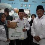 Gubernur Al Haris Tinjau Korban Kebakaran di Tanjab Barat, Serahkan Bantuan dan Ajak Gotong Royong